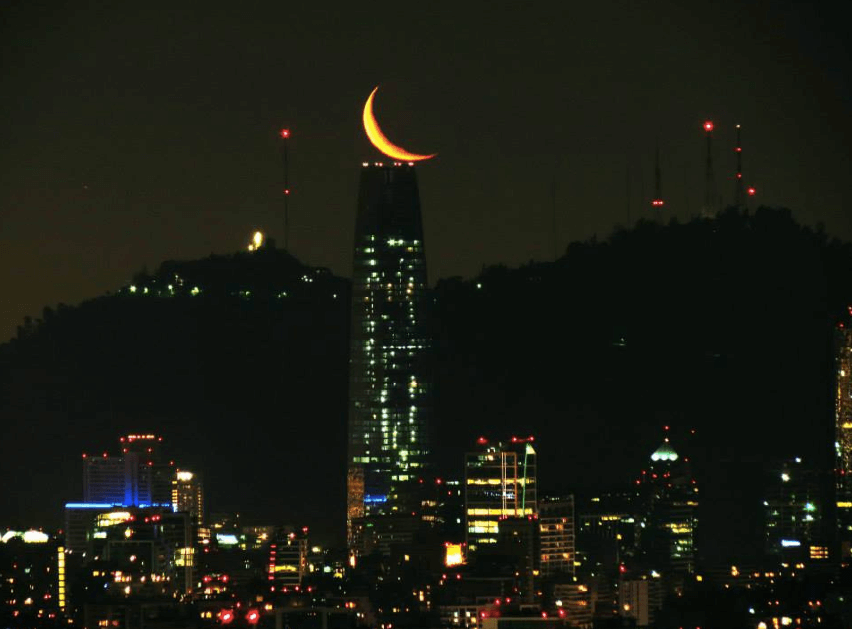 Esta imagen habla por sí sola. Justo en la punta del Costanera Center, la luna menguante.