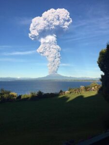 Erupción del Volcán Calbuco, abril de 2015. Wikimedia Commons.