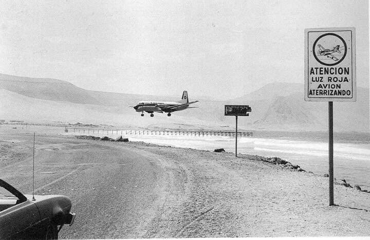 Aeropuerto Cavancha en 1979. Los autos frenan para dejar pasar los aviones ©En Terreno