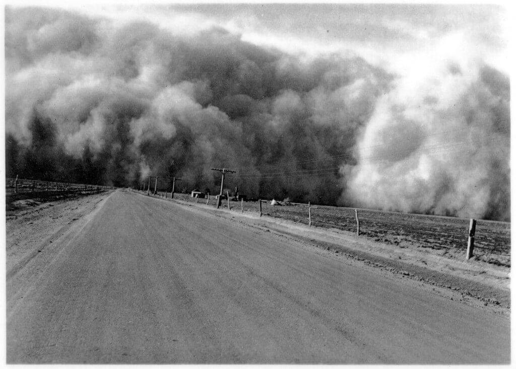 Nube desplazándose sobre una carretera en Colorado (c.1935) © The Dust Bowl
