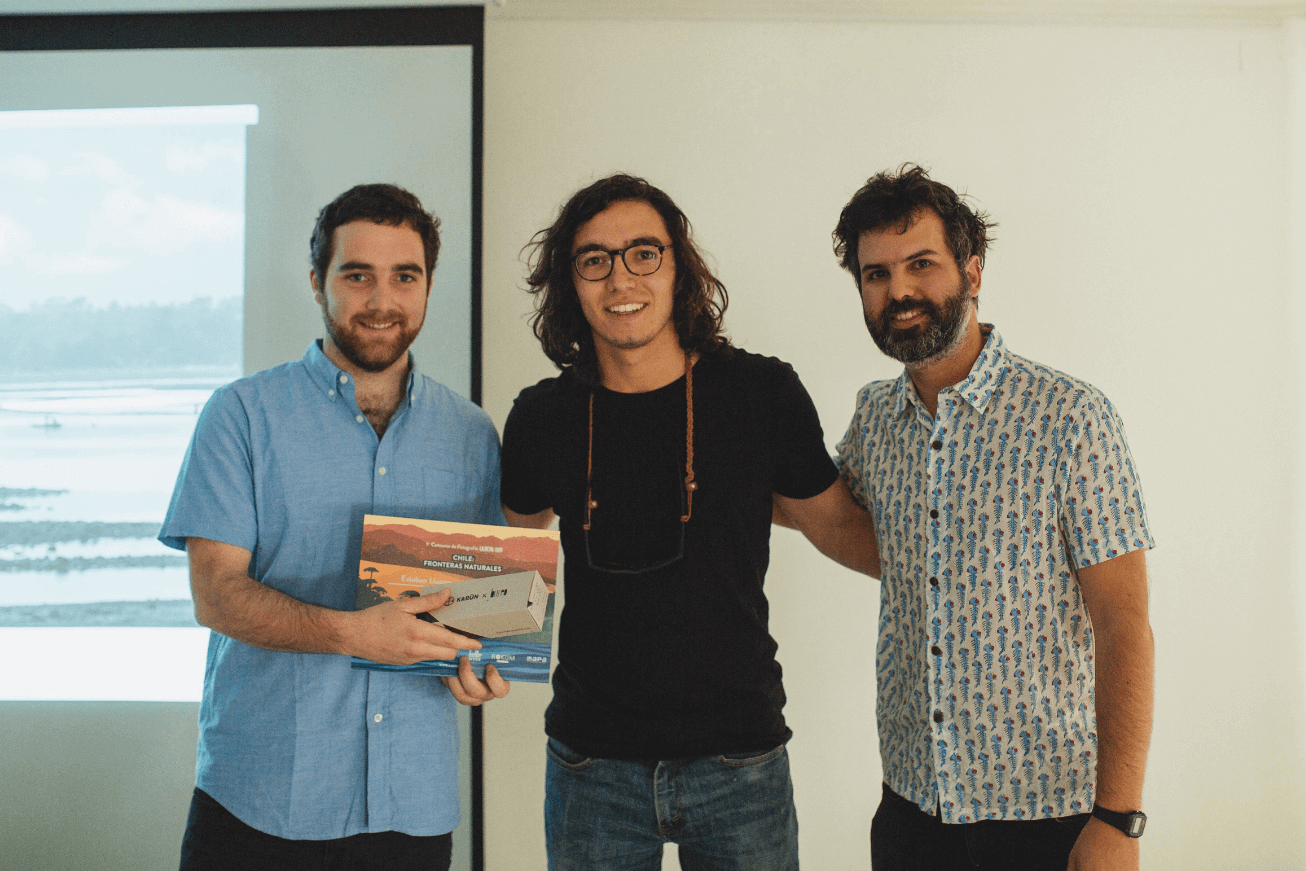 Esteban Llungany, ganador categoría Sur, con Martín Del Río y Thomas Kimber (fundador anteojos Karun) haciéndole entrega de su premio. ©Amelia Ortúzar