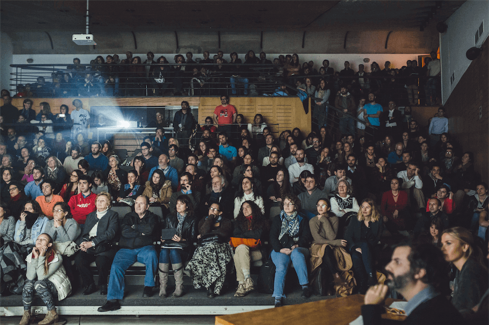 Con su capacidad al máximo, el auditorio FADEU de la Facultad de Arquitectura y Diseño de la UC fue el lugar donde se llevó a cabo la charla ©Amelia Ortúzar