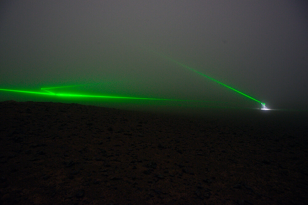 “Médium” en plena interacción con la camanchaca y la oscuridad de la noche © Mauricio Lacrampette