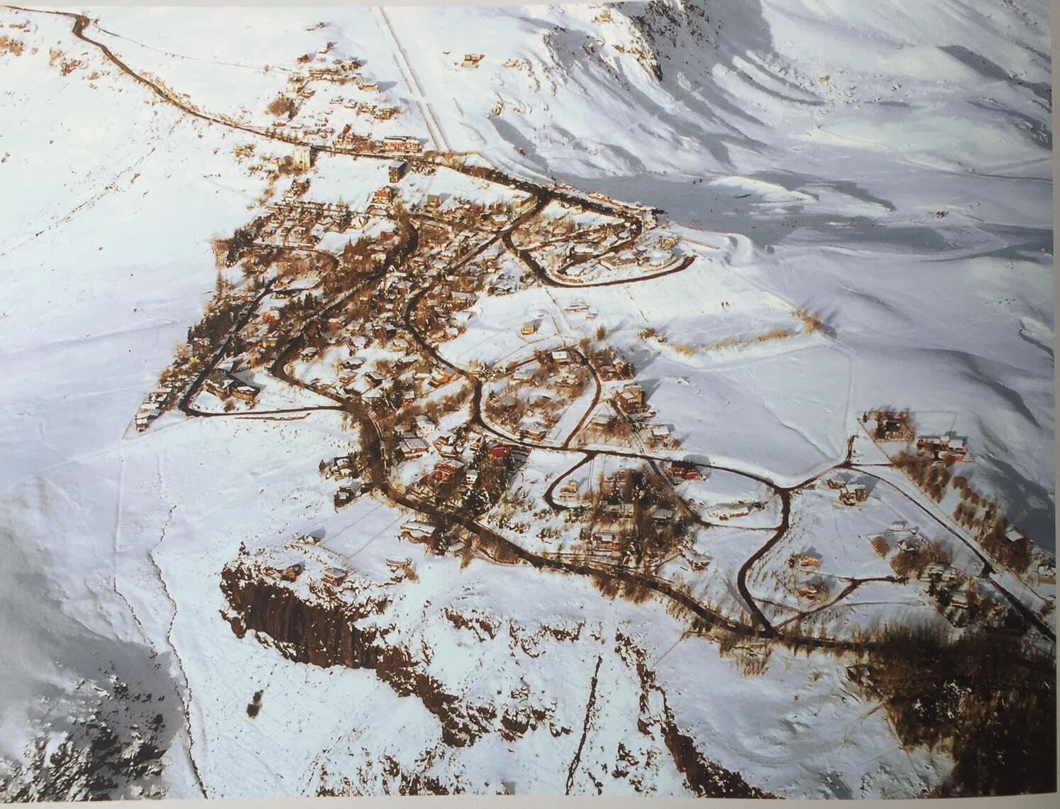 Vista aérea actual al pueblo de Farellones (© CAF)