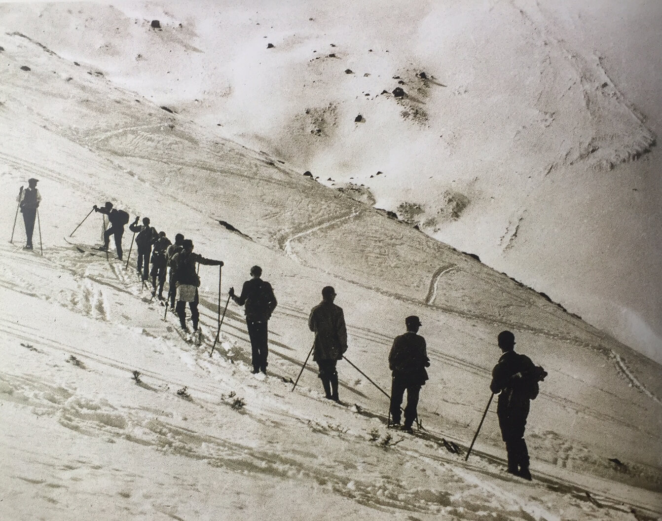 Después de un viaje de varias horas de esfuerzo, los pioneros de Farellones podían descender una sola vez en esquíes de madera (© CAF)