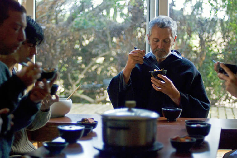 Todas las semanas desde el jueves al lunes el Zendo recibe practicantes que deseen participar en un programa diario similar al de un monasterio Zen en Japón.