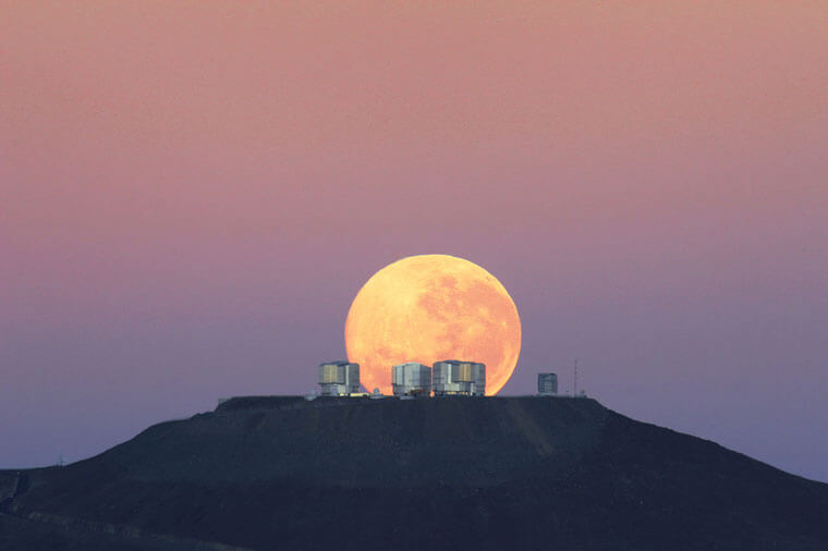 Hermosa vista con la luna de fondo en el Cerro Paranal, Chile. ©European Southern Observatory.