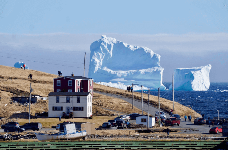 Imperdibles imágenes del gigantesco iceberg que apareció en la costa canadiense