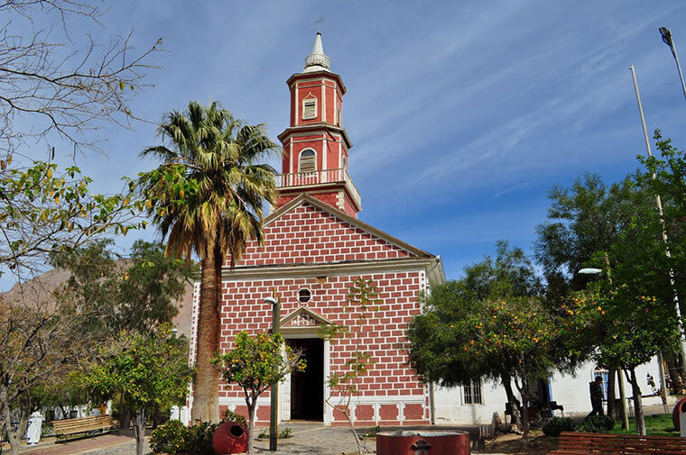 La iglesia de Montegrande data de 1879 aunque fue restaurada en 1999. Aquí es donde Gabriela Mistral hizo su Primera Comunión. ©Elias Rovielo/Flickr