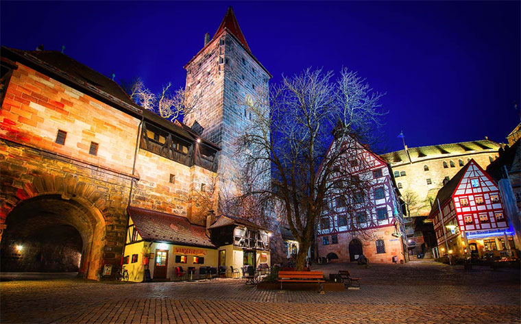 Casco histórico o ciudad vieja de Nuremberg de noche ©Germany Travel
