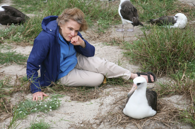 Silvia Earle junto a Wisdom, el ave de mayor edad conocida. ©U.S. Fish and Wildlife Service