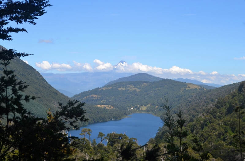 Vista desde el mirador al lago Tinquilco y de fondo el volcán Villarrica. ©Romina Bevilacqua