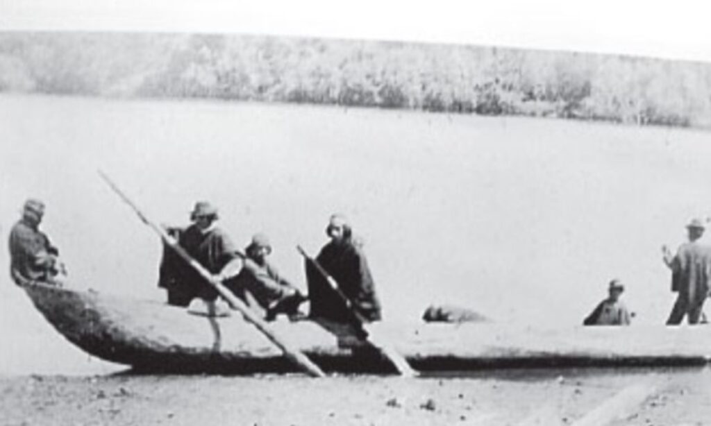 Wampo navegando el lago Ranco, en la segunda mitad del siglo XIX. Créditos Archivo fotográfico Dirección Museológica UACh.