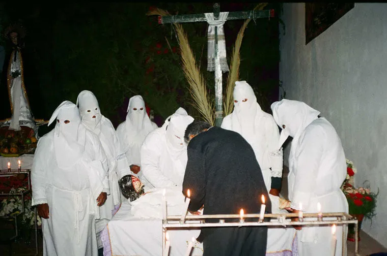 Una exposición que reúne diversas festividades religiosas a lo largo de Chile