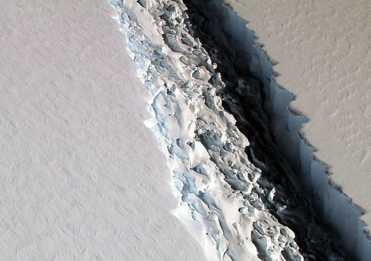 Vista aérea en noviembre de 2016 de la gran grieta de la plataforma antártica de hielo Larsen C © NASA