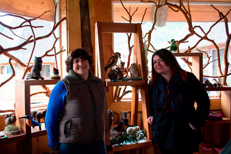 Gloria Zambrano y Sandra Cortés, dos de las artesanas que fueron capacitadas y hoy exponen sus artesanías de la fauna local en vellón, en el Parque Kümun © Romina Bevilacqua