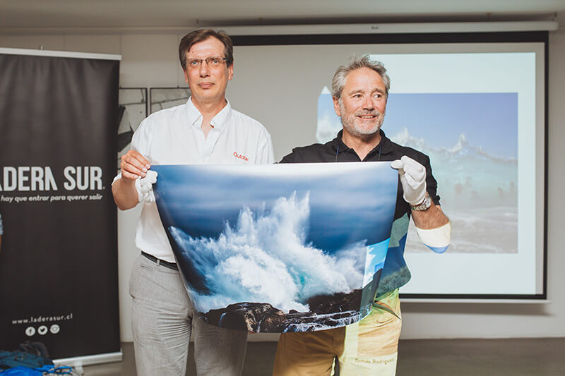 Timo Torma junto a su fotografía La Furia Del Pacífico. ©Amelia Ortúzar