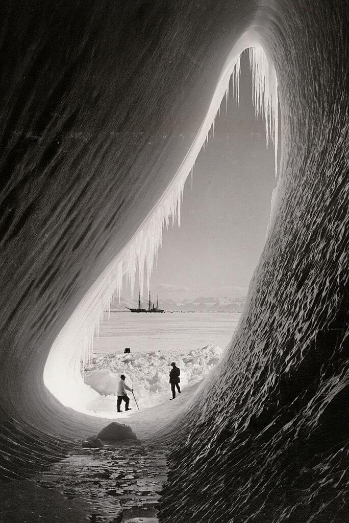 Gruta en un iceberg ©Herbert Ponting