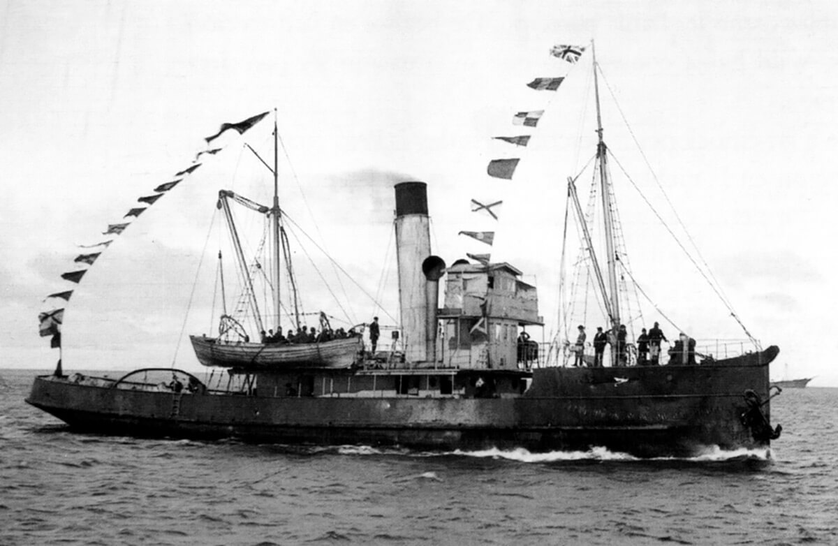 El escampavía Yelcho a su arribo a Punta Arenas con los marinos rescatados del Endurance.