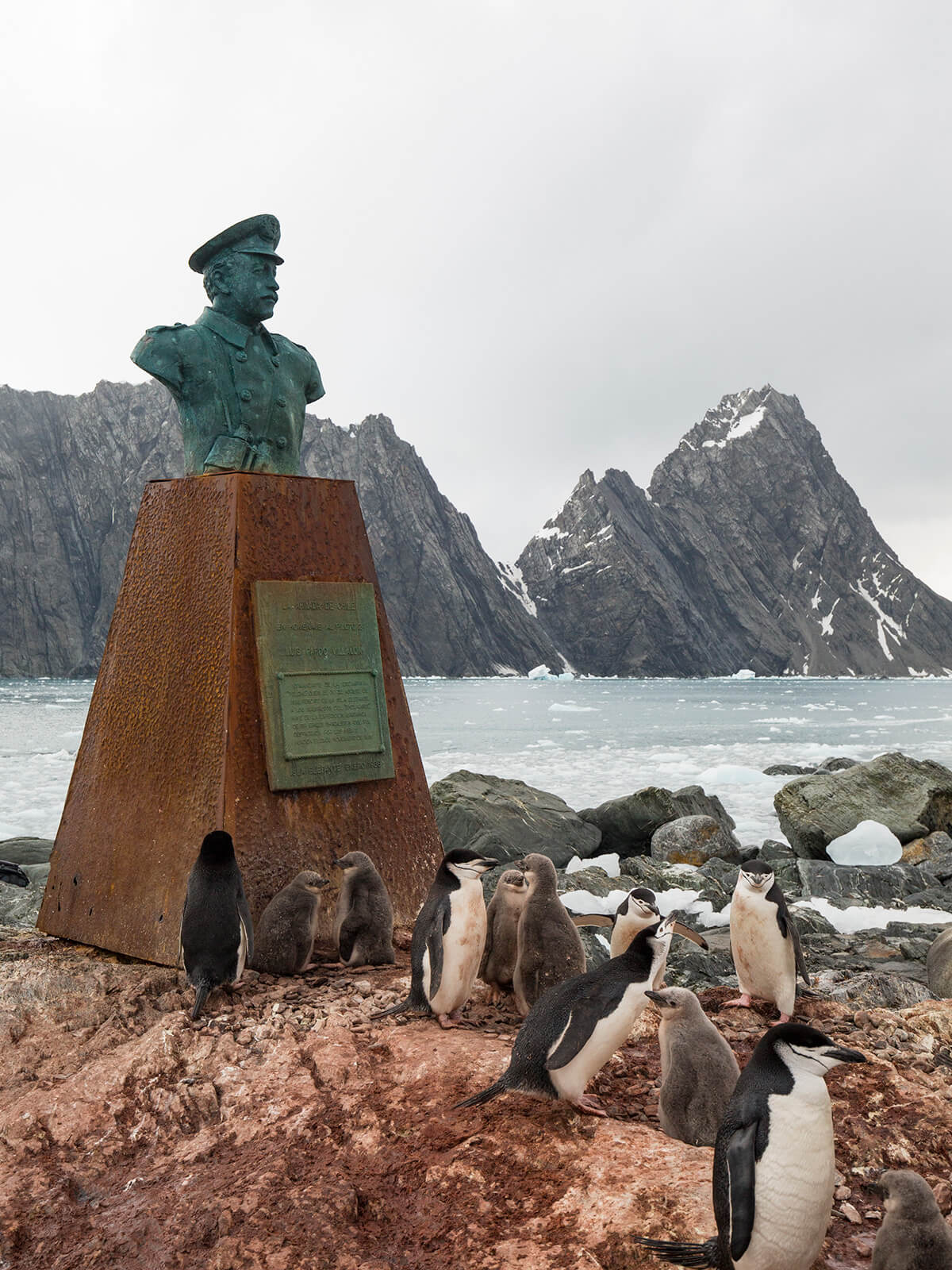 Monolito y busto del Piloto Luis Pardo Villalón en Point Wild, Isla Elefantes, Antártica.