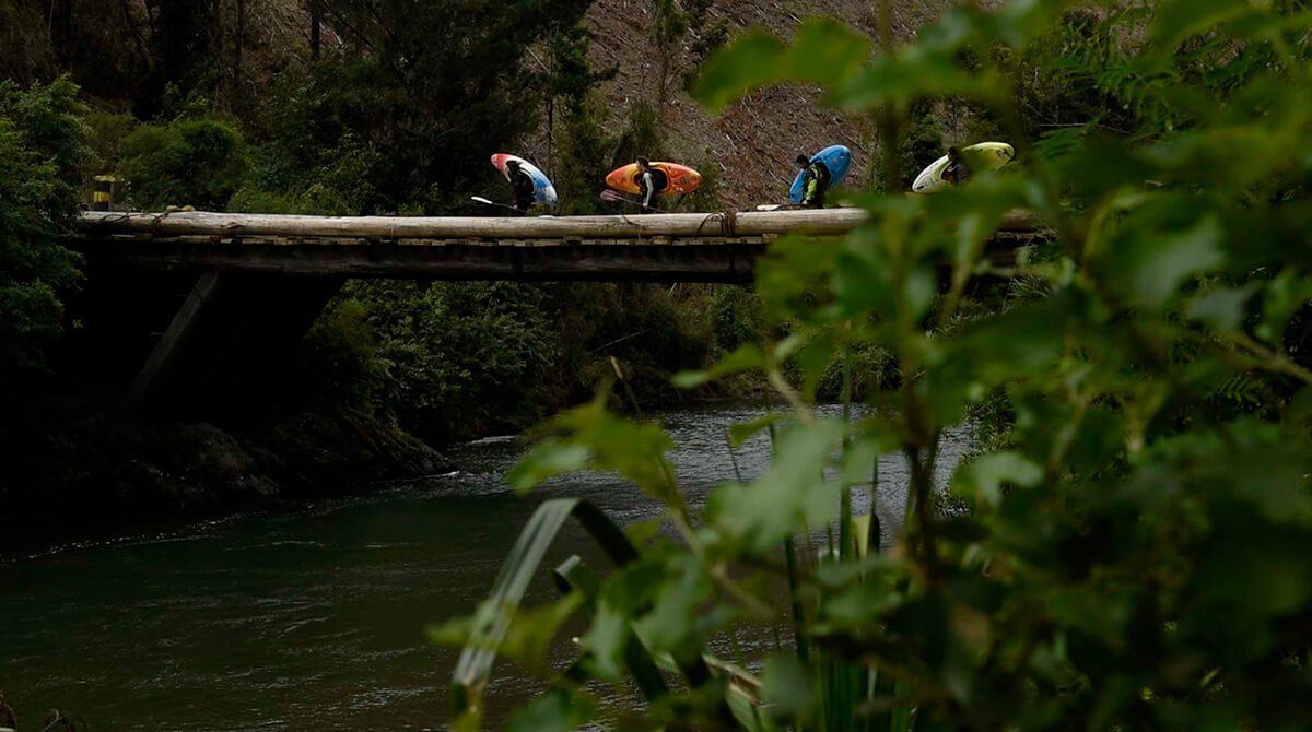 Kayakistas a punto de entrar al río Carampangue ©MVMT
