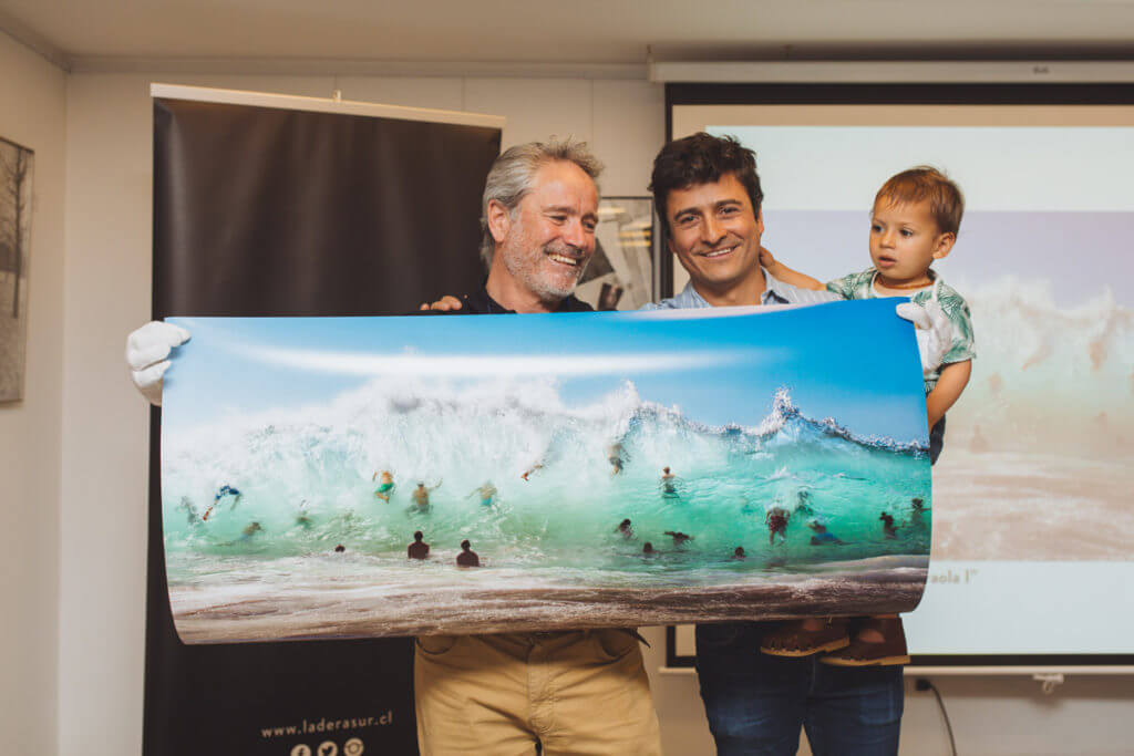 Tomás Rodriguez junto a su fotografía Contra Ola I. Ganador de la categoría Mar. ©Amelia Ortúzar