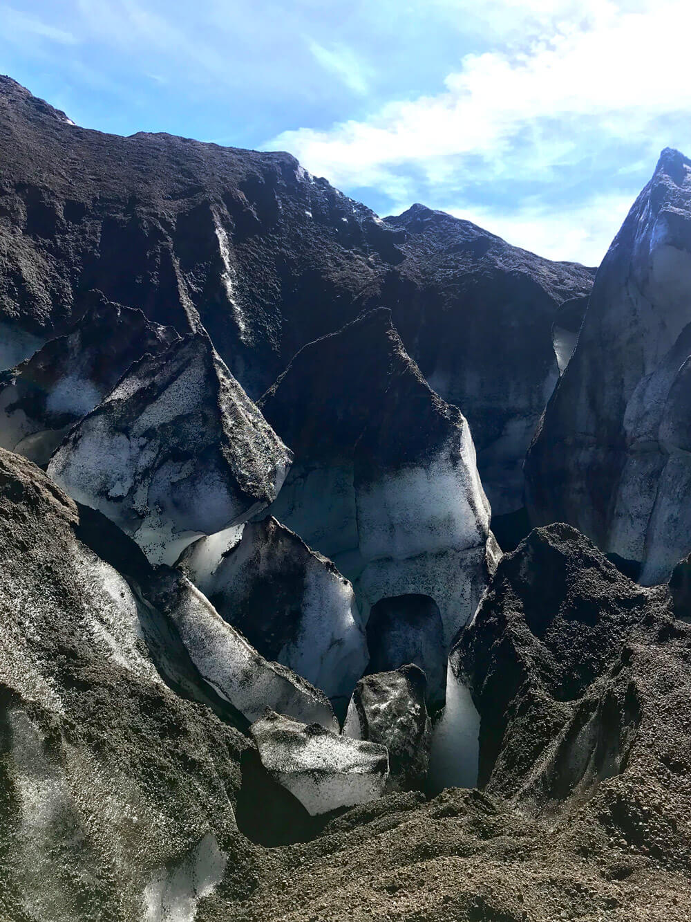 Crestas de hielo cubiertas de ceniza volcánica.