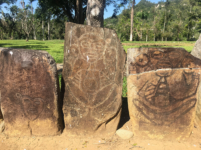 La mujer de Caguana, al centro, es uno de los petroglifos más emblemáticos del centro y representaría a la diosa Atabey ©Andrea Espinoza