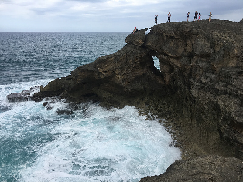 Desde lo alto se arrojaban al mar para entrar a la cueva ©Andrea Espinoza