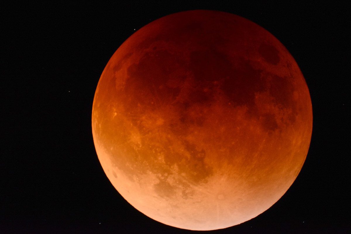 Hoy será el eclipse lunar más largo del siglo