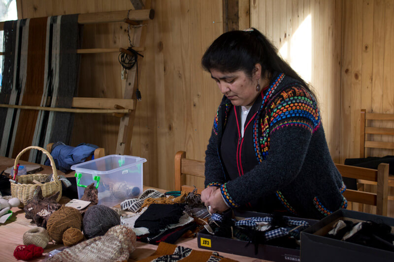 Juana Quintoman trabaja en uno de sus Seres Mágicos Mapuche ©Romina Bevilacqua