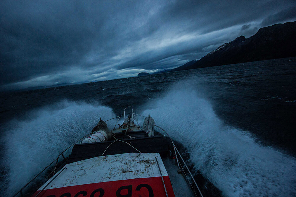 Navegacíon movida por el estrecho de Magallanes antes de llegar al río Batchelor ©Javier Estay