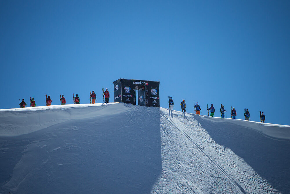 Formación de los 20 atletas del Swatch Skiers Cup en la cima de “El Palomo” ©Swatch Skiers Cup