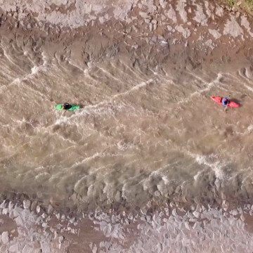 Rumor del río: descenso del río Mapocho en kayak