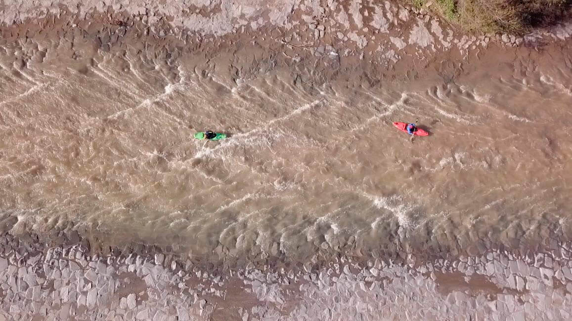 Rumor del río: descenso del río Mapocho en kayak