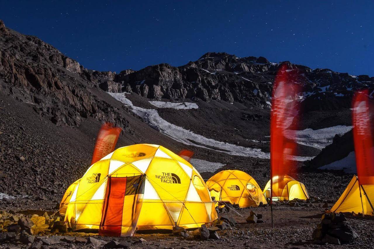 Base Camp en el cerro El Plomo recibirá el 2019 con cine bajo las estrellas