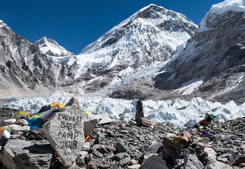 Everest Base Camp, y Cascada de Glaciar Khumbu atrás.©Victoria Guzman