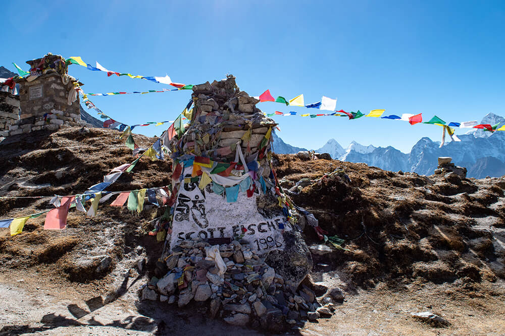Uno de los memoriales a los muertos en el Everest. ©Victoria Guzman