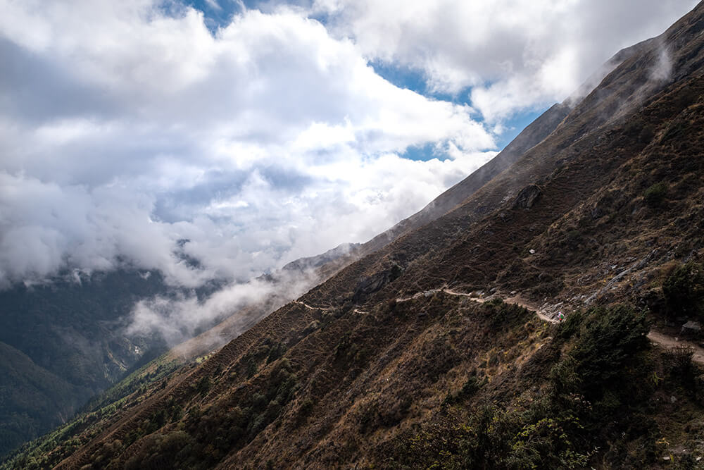 Parte del camino que lleva hacia Mong, envuelto en la niebla y nubes que aparecen en las tardes.©Victoria Guzman