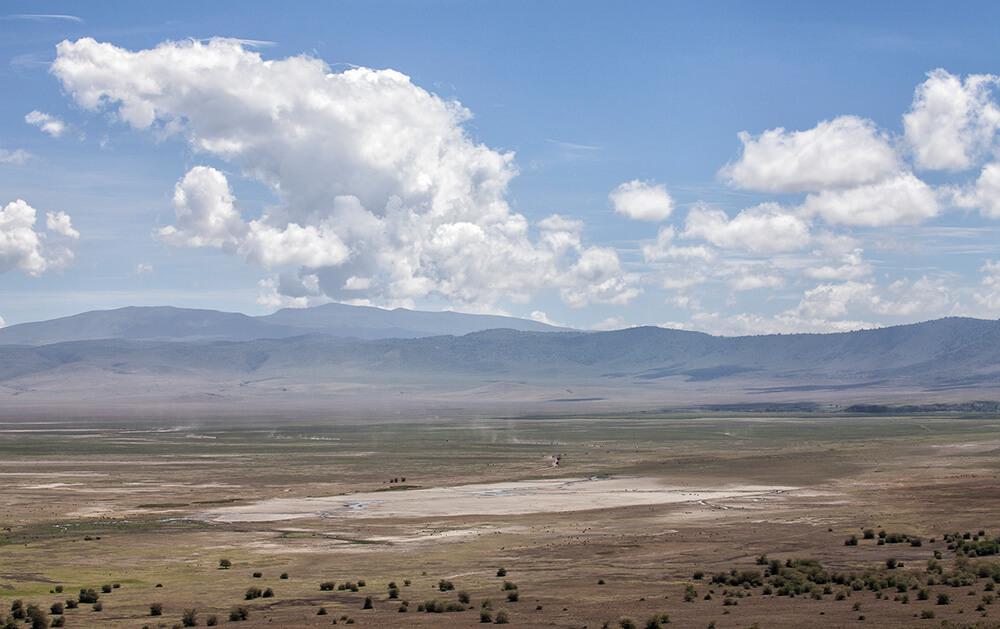 Vista al Ngorongoro desde el camino. Puede verse la tierra que levantan las Land Rovers. ©Carolina Brown