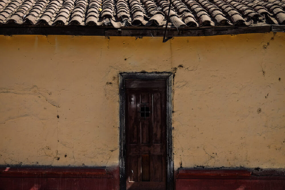Construcciones de adobe en fachada continua forman parte del paisaje cultural del pueblo. Se pueden observar en Santiago Bueras y Camino del Inca, las vías principales de Curimón.