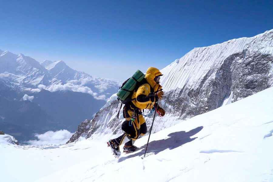 Montañista se convierte en el primer chileno en alcanzar la cima del Everest sin oxígeno ni sherpas