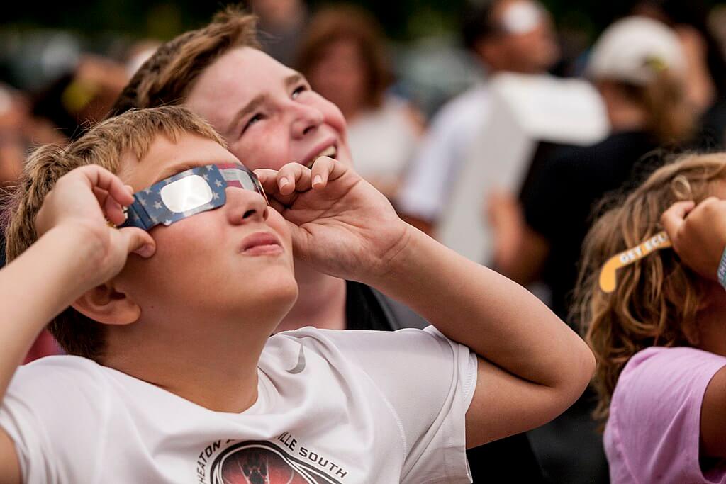 Dónde encontrar anteojos para poder observar el eclipse solar total