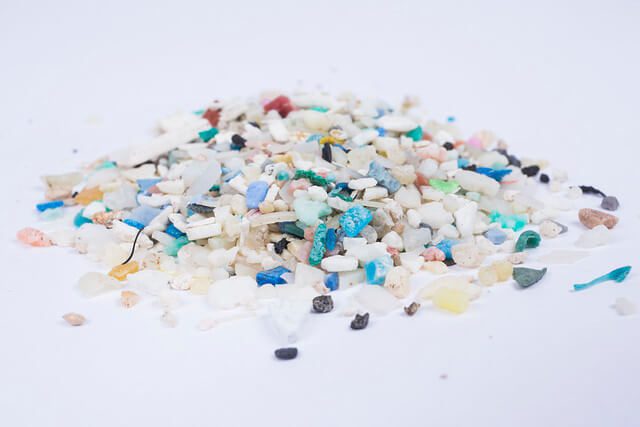 Las personas ingieren al menos 50.000 partículas de microplástico al año