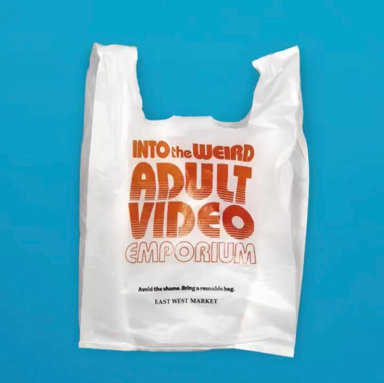 El ingenioso método de un supermercado en Canadá para desincentivar el uso de bolsas plásticas
