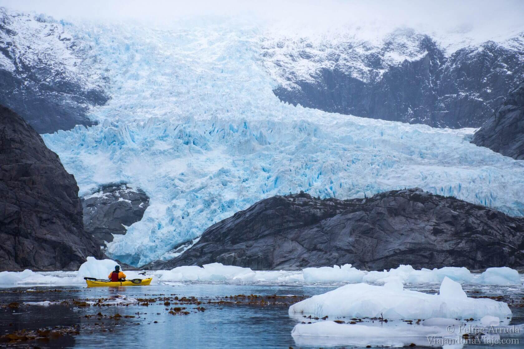 Kayak en Tierra del Fuego: entre glaciares, montañas y paisajes únicos