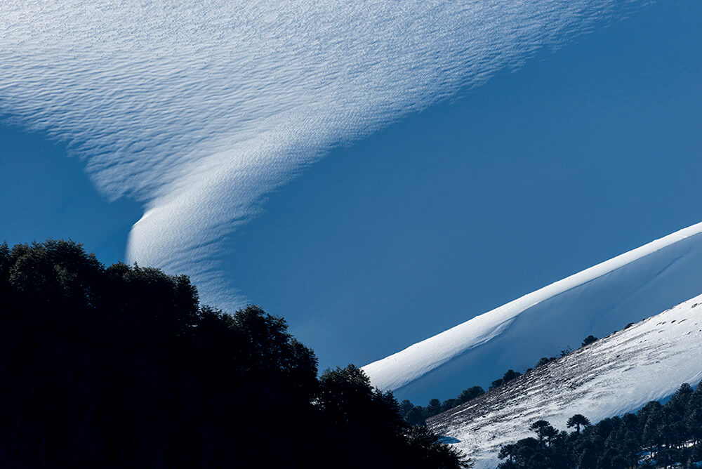 Las montañas cercanas al volcán Lonquimay, reciben mucha nieve durante el invierno ©Augusto Domínguez