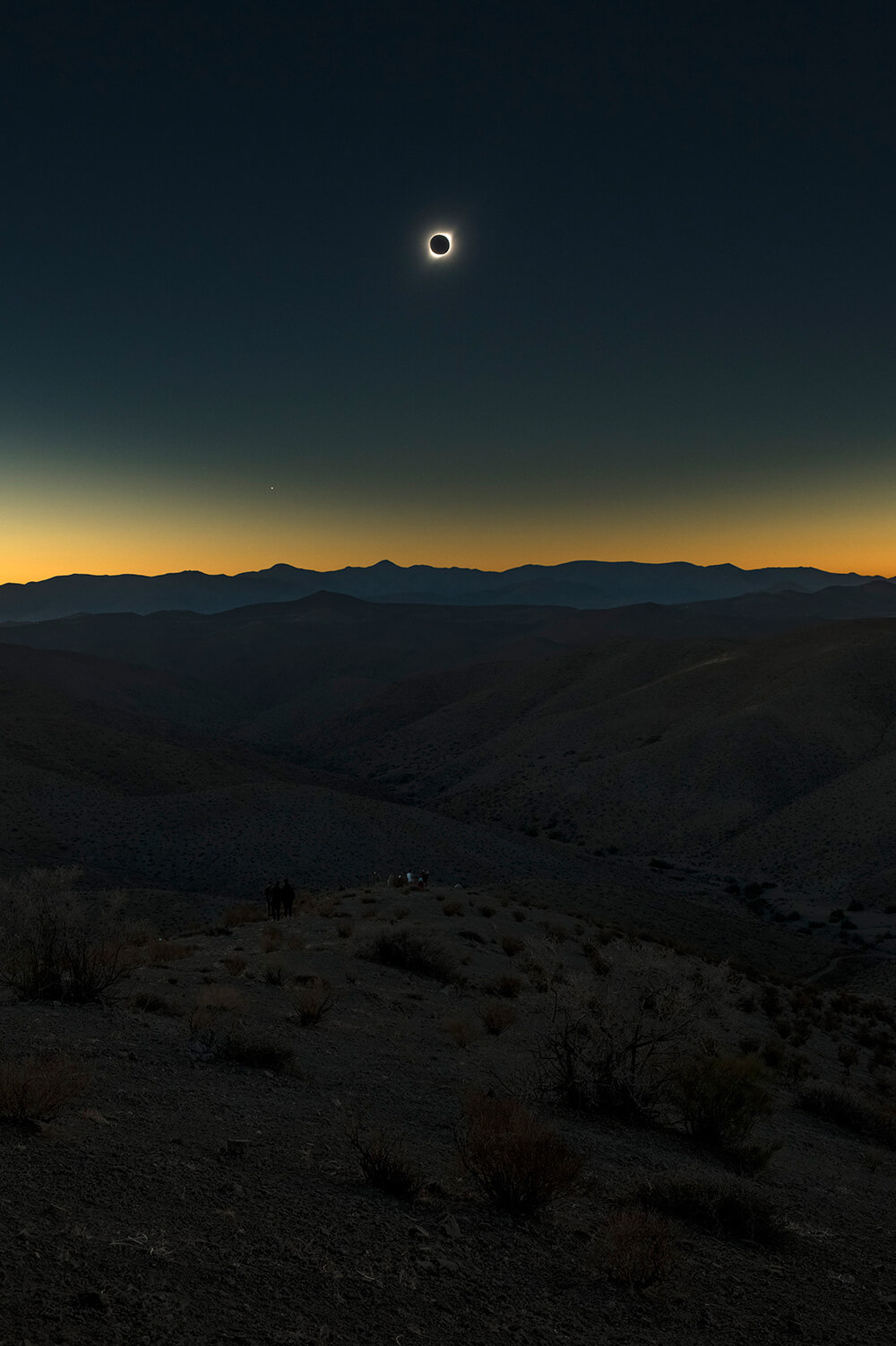 Paisaje y eclipse en vertical ©Guy Wenborne