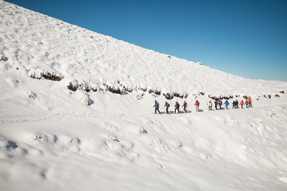 Raquetas de nieve: una invitación para maravillarse con los alrededores de Farellones