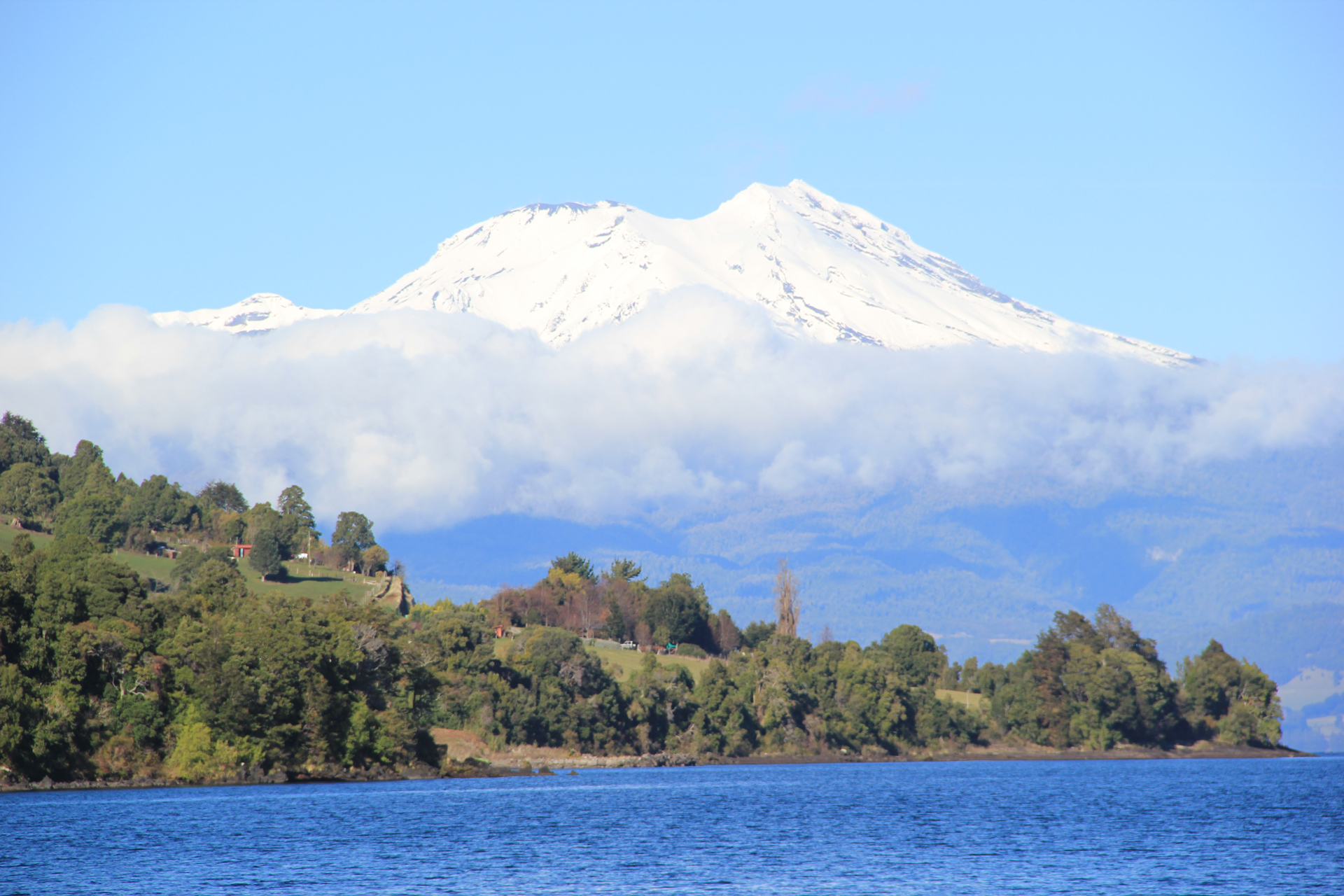Vista al lago Llanquihue desde Puerto Octay, donde se encuentra el Fundo Rosales.
